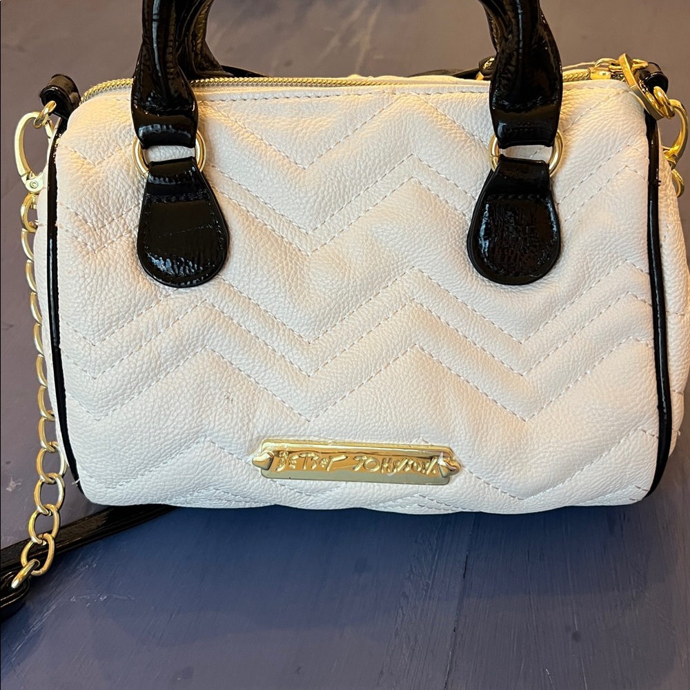 BETSEY JOHNSON Quilted Handbag Patent Leather Bow&  Pearls Satchel & Crossbody - Picture 3 of 12